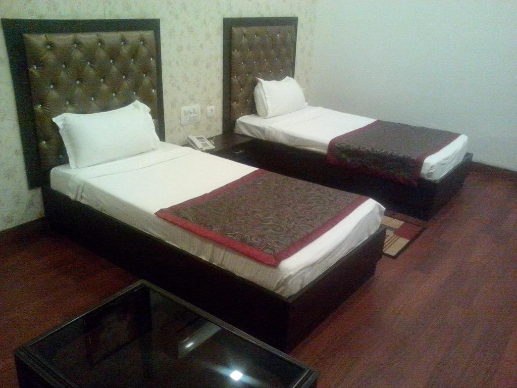 Hotel Krishna International Vrindāvan Habitación foto